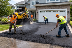 Goudronnage d’allée ou de chemin d’accès : pourquoi choisir l’enrobé pour un aménagement durable et esthétique ?
