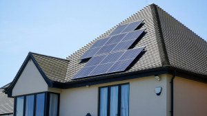 Quelle puissance de panneaux solaires choisir pour alimenter votre maison ?
